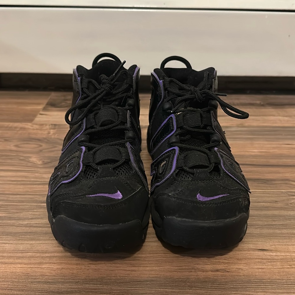 Nike air maxes. Black and purple. In size kids 7 which is a size 8.5 women’s